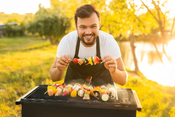 Feliz Chef Masculino Camiseta Blanca Delantal Negro Sonriendo Mirando Cámara — Foto de Stock