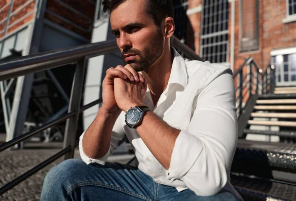Bajo Ángulo Hombre Étnico Infeliz Camisa Blanca Con Reloj Pulsera —  Fotos de Stock