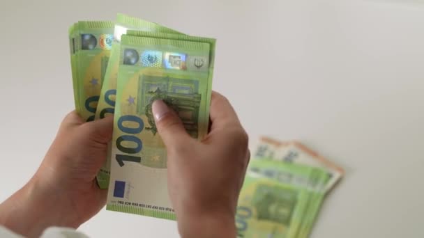 Vrouwelijke Handen Die Het Cash Salaris Van Honderd Eurobankbiljetten Tellen — Stockvideo