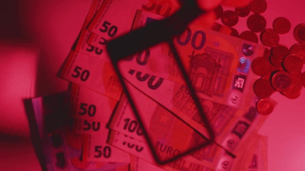 Человек Проверяет 100 Евро Увеличительным Стеклом Крупный План Проверки Фальшивых — стоковое видео