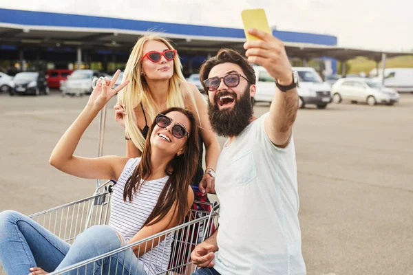 Merry Bearded Man White Shirt Sunglasses Taking Selfie Girlfriends Shopping — 图库照片
