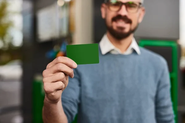 Який Фокус Людини Демонструє Порожню Зелену Пластикову Картку Під Час — стокове фото