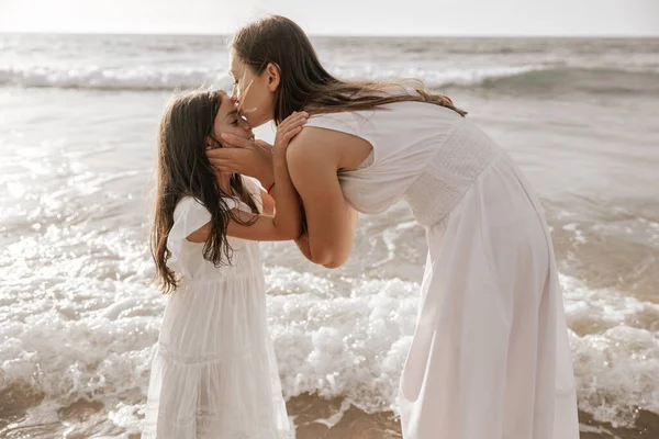 Vista Lateral Mãe Vestido Branco Beijando Criança Testa Enquanto Passa — Fotografia de Stock