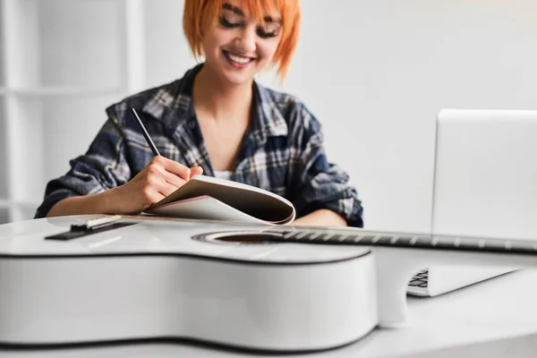 Zachte Focus Van Vrolijke Roodharige Vrouw Geruite Shirt Lachend Schrijvend — Stockfoto