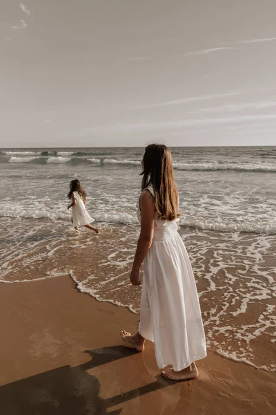 Corpo Inteiro Mãe Descalça Vestido Branco Andando Areia Molhada Perto — Fotografia de Stock