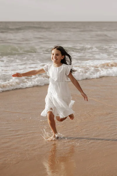Menina Descalça Otimista Vestido Branco Sorrindo Correndo Praia Molhada Perto — Fotografia de Stock
