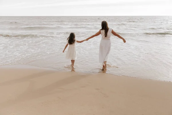 Anonymous Mom Child White Dresses Holding Arms Walking Waving Sea — Fotografia de Stock
