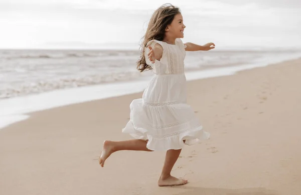 Corpo Inteiro Criança Descalça Vestido Branco Passando Braços Sorrindo Enquanto — Fotografia de Stock