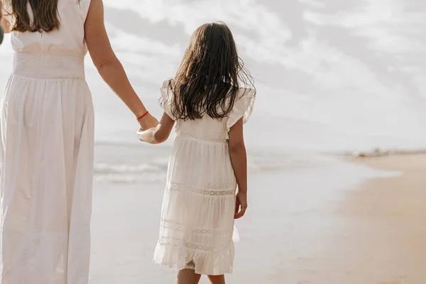Criança Anônima Vestido Branco Com Cabelo Comprido Segurando Mão Mãe — Fotografia de Stock