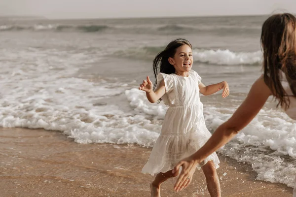 Filha Feliz Vestido Branco Sorrindo Correndo Para Mãe Com Braços — Fotografia de Stock