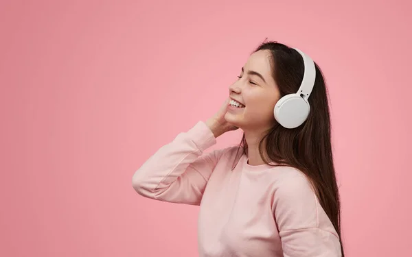 Alegre Melomán Adolescente Sudadera Tocando Auriculares Inalámbricos Sonriendo Con Los — Foto de Stock