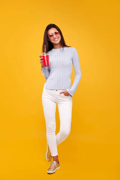 Full Body Cheerful Hispanic Brunette Casual Clothes Sunglasses Drink Holding — Φωτογραφία Αρχείου