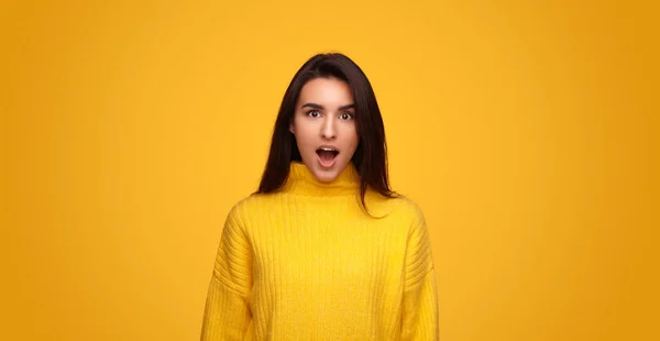Shocked Young Hispanic Brunette Sweater Looking Camera Opened Mouth Yellow — Fotografia de Stock