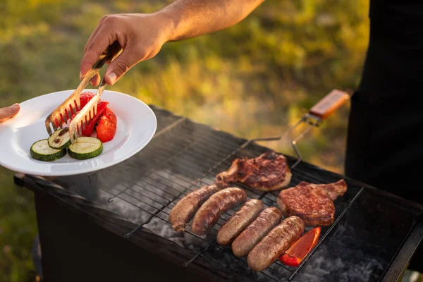 Crop Unrecognizable Male Chef Serving Zucchini Plate Tongs While Preparing — ストック写真