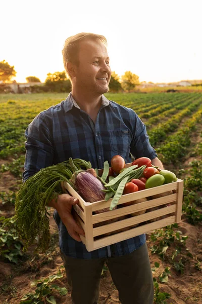 Agricultor Masculino Adulto Positivo Roupas Casuais Sorrindo Olhando Para Longe — Fotografia de Stock