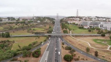 Portekiz, Almada 'da trafiğin yoğun saatinde havadan aşağı çekilmiş görüntüsü. Otoyol üzerindeki şehir zaman çizelgesi birden fazla araba ve trenle dolu..