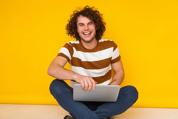 Optimistic Young Male Freelancer Curly Hair Casual Clothes Sitting Floor — Fotografia de Stock