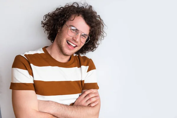 Joven Milenario Optimista Con Pelo Castaño Rizado Camiseta Rayas Gafas — Foto de Stock