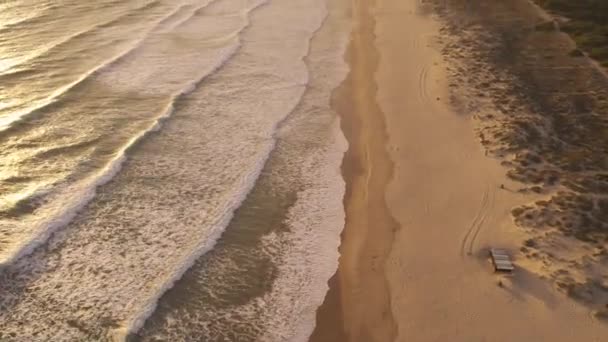 Golden Sunset Beach Aerial Tilt View Foamy Waves Rolling White — Stockvideo