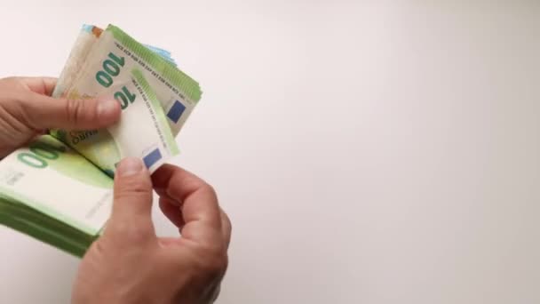 Mãos Masculinas Contando Salário Dinheiro Cem Notas Euro Com Espaço — Vídeo de Stock