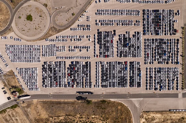 Oben Drohnenblick Auf Den Parkplatz Einer Fabrikproduktion Mit Unverkauften Neuwagen — Stockfoto