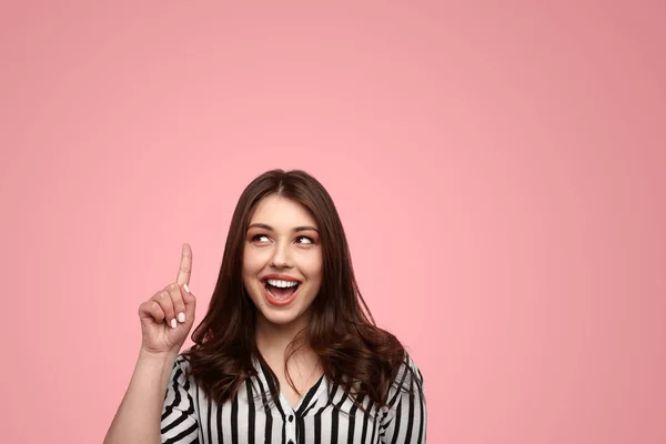 Inteligente Positivo Jovem Fêmea Size Modelo Com Cabelo Escuro Longo — Fotografia de Stock