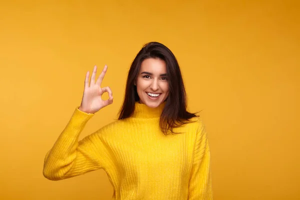 Otimista Jovem Hispânico Feminino Millennial Com Longos Cabelos Escuros Suéter — Fotografia de Stock