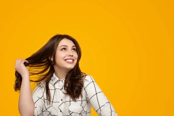 Jovem Otimista Trajes Casuais Sorrindo Olhando Para Espaço Cópia Enquanto — Fotografia de Stock