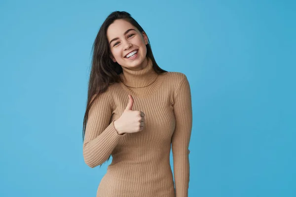 Delighted Jonge Vrouwelijke Model Met Lang Donker Haar Glimlachen Kijken — Stockfoto