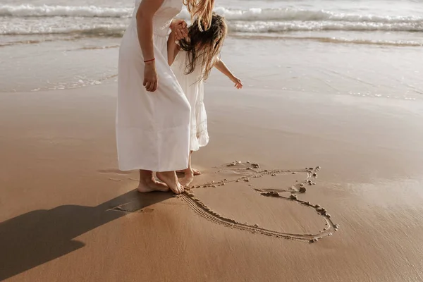 Unrecognizable Barefoot Mom Kid White Dresses Holding Hands Drawing Heart — 스톡 사진