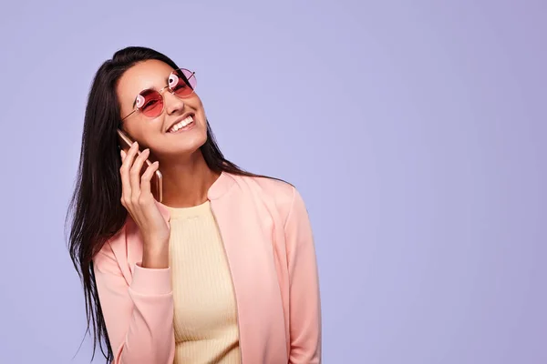 Positive Hispanic Brunette Stylish Clothes Sunglasses Smiling Answering Phone Call — Stock fotografie
