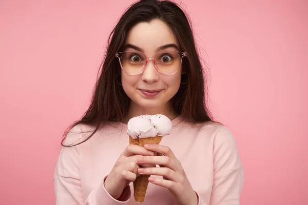 Cute Teen Brunette Sweatshirt Glasses Looking Camera Smile While Enjoying — Stock fotografie