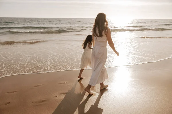 Full Body Anonymous Barefoot Mom Child White Dresses Holding Hands — 스톡 사진