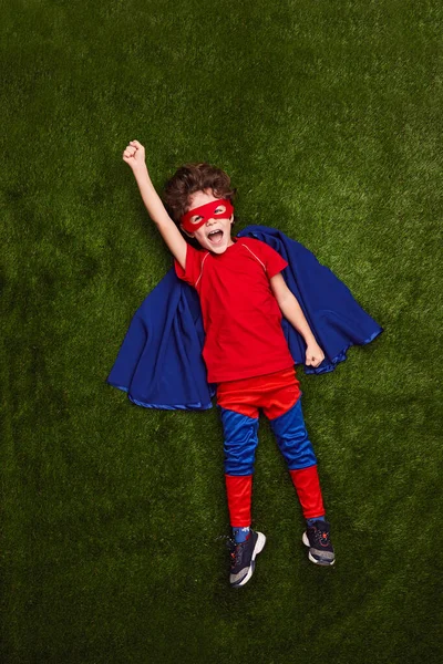 Вид Зверху Веселий Маленький Хлопчик Супергеройському Костюмі Мисом Маскою Кричить — стокове фото
