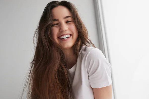 Low Angle Optimistic Young Female Millennial Long Brown Hair Shirt — Stock fotografie