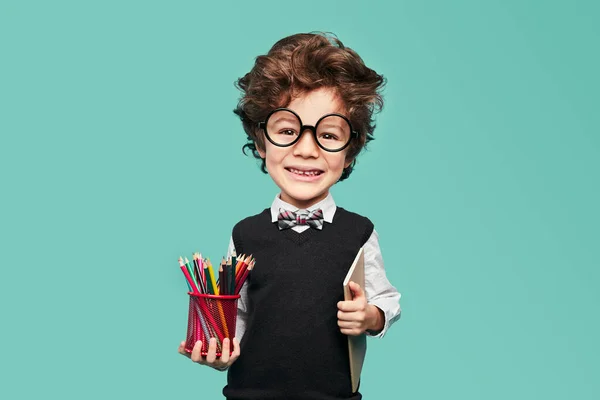 Веселий Розумний Хлопчик Великою Головою Стильному Вбранні Круглих Окулярах Посміхається — стокове фото