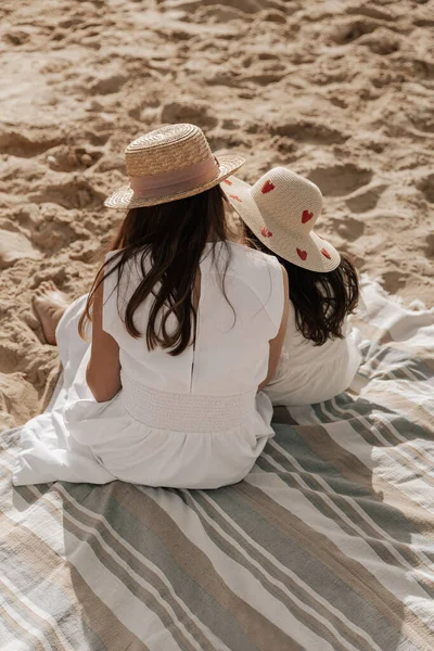 Anonymous Mom Kid White Dresses Straw Hats Sitting Striped Blanket — Stok Foto