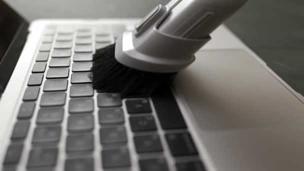 Closeup Shot Man Cleaning Dirty Laptop Keyboard Vacuum Cleaner Brush — Vídeo de Stock