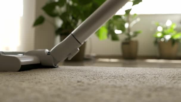Vacuum Cleaner Cleaning White Fluffy Carpet Close Shot Home Vacuuming — Vídeo de Stock