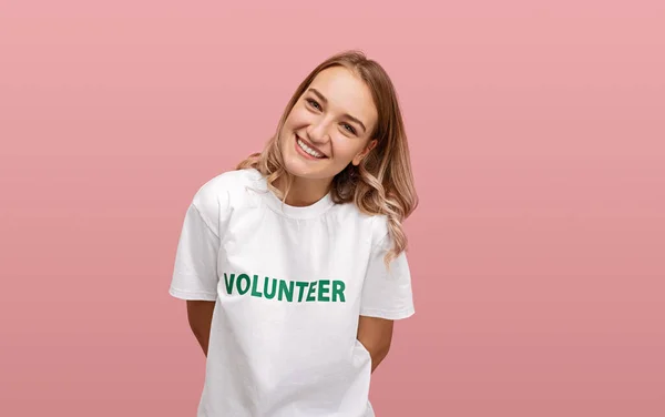 Glad Young Woman White Volunteer Shirt Holding Hands Back Looking — Foto de Stock