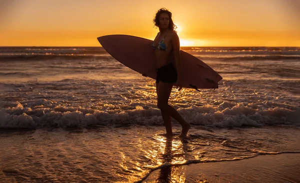 Full Body Female Surfer Swimwear Carrying Surfboard Looking Away While — Stockfoto