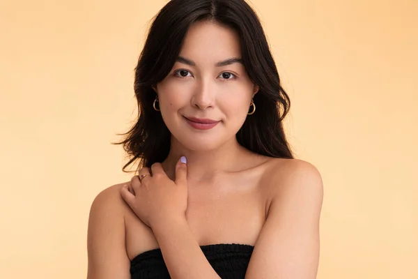 Glad Young Asian Woman Looking Camera Smile Touching Bare Shoulder — Photo