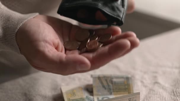 Ένας Φτωχός Που Μετράει Νομίσματα Στην Παλάμη Του Χεριού Του — Αρχείο Βίντεο