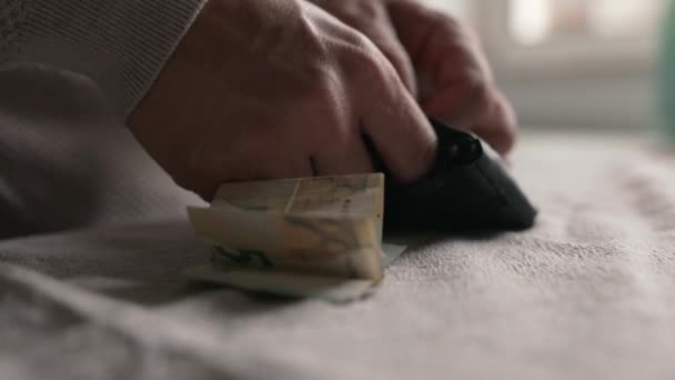 Несчастный Человек Кладет Последние Деньги Кошелька Стол Бедняга Финансовые Проблемы — стоковое видео