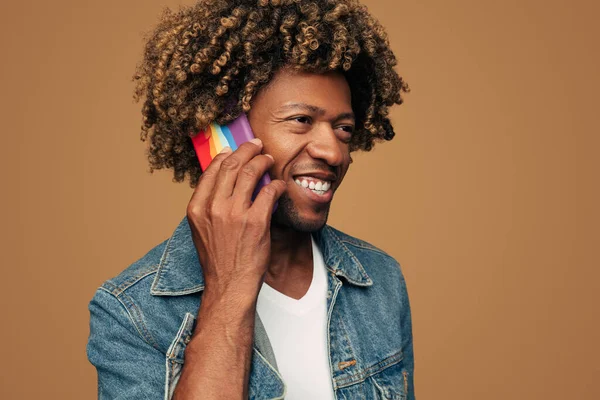 Позитивный Молодой Афроамериканец Гомосексуалист Вьющимися Каштановыми Волосами Джинсовой Куртке Счастливо — стоковое фото