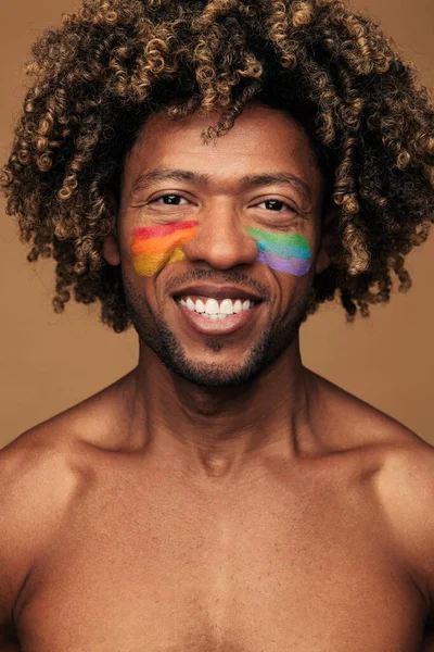 Feliz Modelo Masculino Preto Com Bandeira Lgbt Pintada Nas Bochechas — Fotografia de Stock