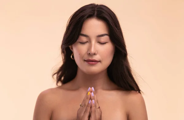 Calmo Asiático Fêmea Com Ombros Nus Apertando Mãos Fechando Olhos — Fotografia de Stock