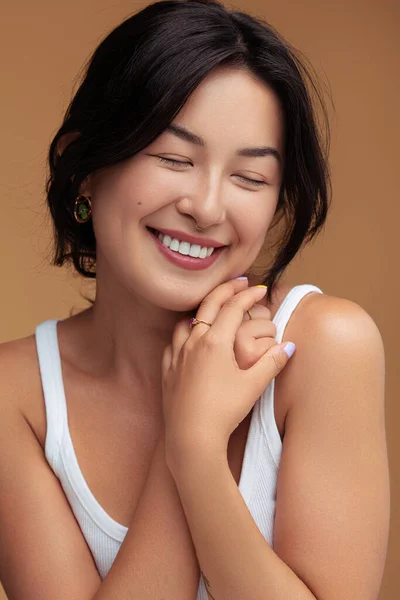 Bojácné Mladé Asijské Ženy Spojující Ruce Rameni Usmívající Zavřenýma Očima — Stock fotografie