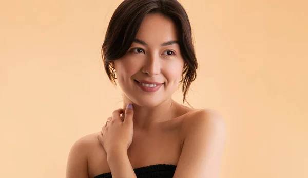 Mujer Asiática Joven Optimista Con Hombros Desnudos Tocando Cuello Mirando —  Fotos de Stock