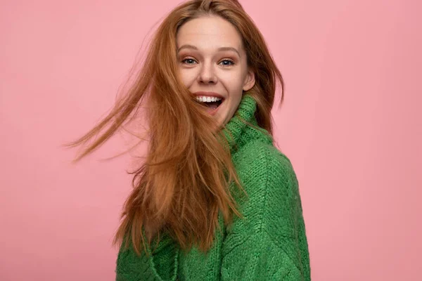 Glada Ung Kvinna Grön Tröja Tittar Kameran Med Leende Och — Stockfoto